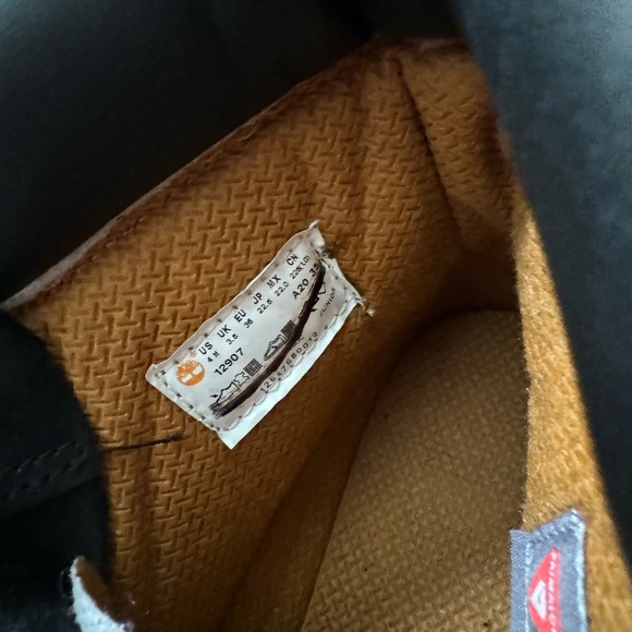 Timberland boots.. size 4 - literally brand new. Hardly worn. - Picture 4 of 4
